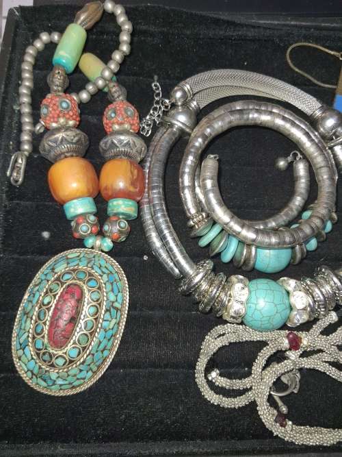 A QUALITY JOBLOT VINTAGE DESIGNER NECKLACES AND A BRACELET SOLD AS IS
