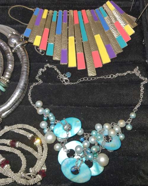 A QUALITY JOBLOT VINTAGE DESIGNER NECKLACES AND A BRACELET SOLD AS IS