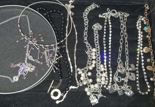 A VINTAGE CLASSIC JOBLOT SILVERPLATED AND SILVERTONE COSTUME NECKACES