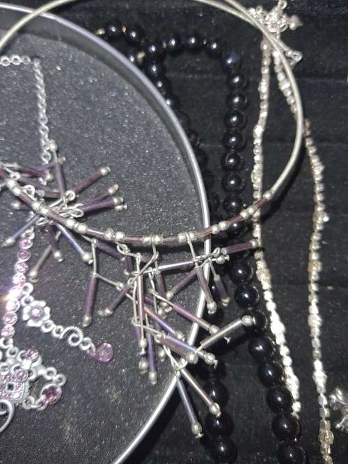 A VINTAGE CLASSIC JOBLOT SILVERPLATED AND SILVERTONE COSTUME NECKACES