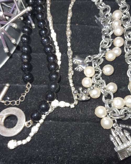 A VINTAGE CLASSIC JOBLOT SILVERPLATED AND SILVERTONE COSTUME NECKACES