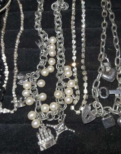 A VINTAGE CLASSIC JOBLOT SILVERPLATED AND SILVERTONE COSTUME NECKACES
