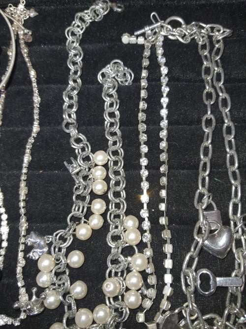 A VINTAGE CLASSIC JOBLOT SILVERPLATED AND SILVERTONE COSTUME NECKACES