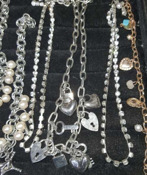 A VINTAGE CLASSIC JOBLOT SILVERPLATED AND SILVERTONE COSTUME NECKACES