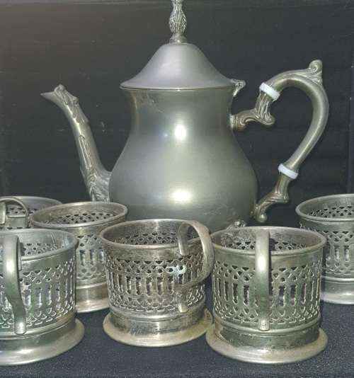 A VINTAGE TEA POT JUG ELECTRO PLATED SILVER AND SIX SILVER PLATED TEA GLASS HOLDERS