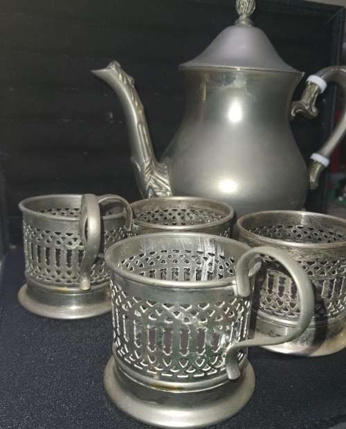 A VINTAGE TEA POT JUG ELECTRO PLATED SILVER AND SIX SILVER PLATED TEA GLASS HOLDERS