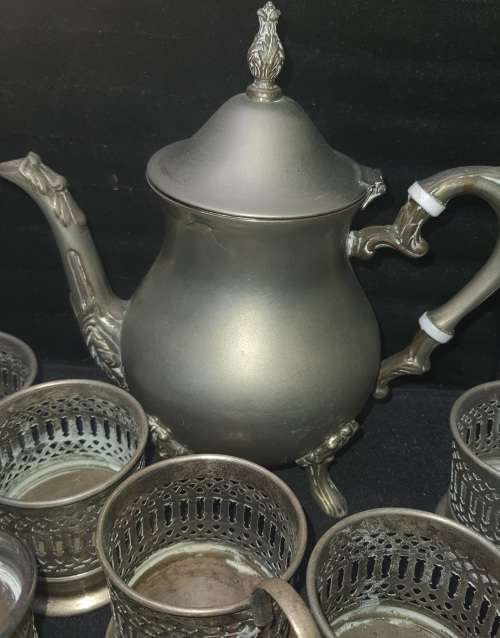 A VINTAGE TEA POT JUG ELECTRO PLATED SILVER AND SIX SILVER PLATED TEA GLASS HOLDERS