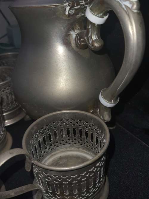 A VINTAGE TEA POT JUG ELECTRO PLATED SILVER AND SIX SILVER PLATED TEA GLASS HOLDERS