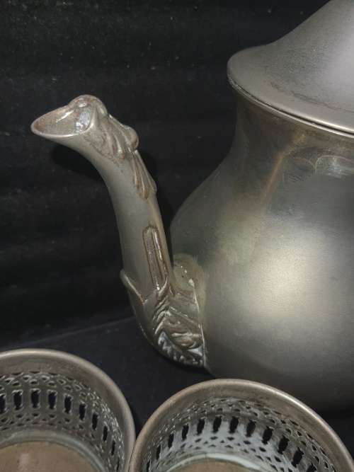 A VINTAGE TEA POT JUG ELECTRO PLATED SILVER AND SIX SILVER PLATED TEA GLASS HOLDERS