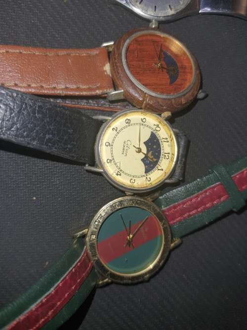 A VINTAGE COLLECTION OF QUARTZ WATCHES SOLD AS IS NOT TESTED