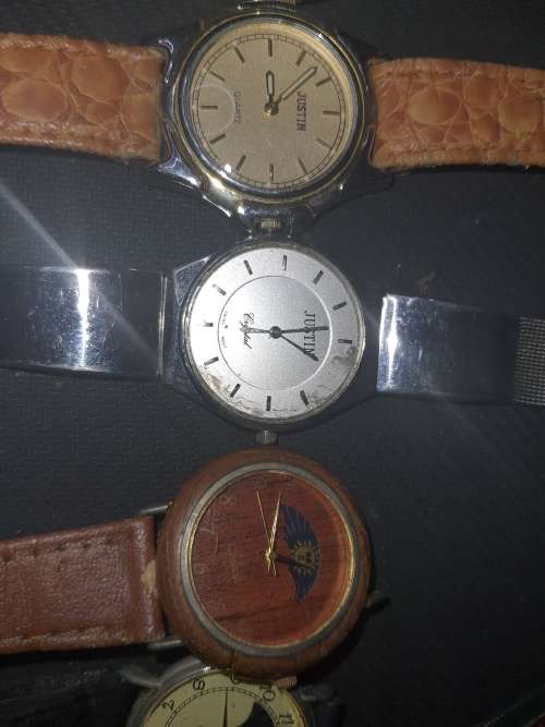 A VINTAGE COLLECTION OF QUARTZ WATCHES SOLD AS IS NOT TESTED