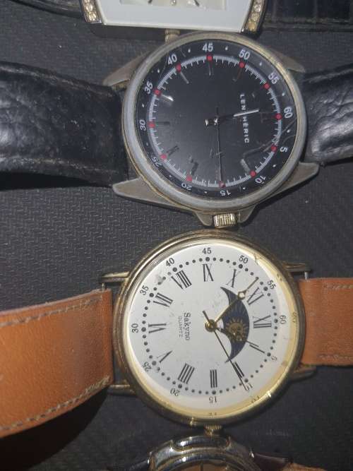A VINTAGE COLLECTION OF QUARTZ WATCHES SOLD AS IS NOT TESTED