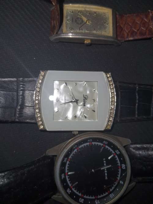 A VINTAGE COLLECTION OF QUARTZ WATCHES SOLD AS IS NOT TESTED