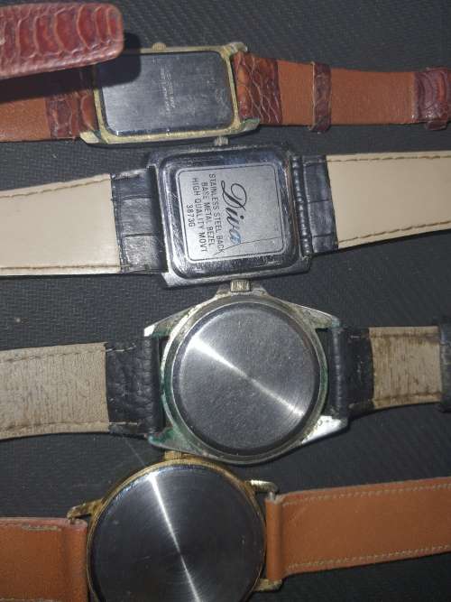 A VINTAGE COLLECTION OF QUARTZ WATCHES SOLD AS IS NOT TESTED