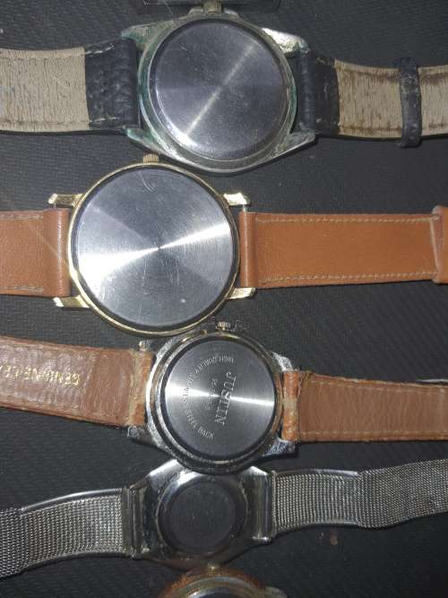A VINTAGE COLLECTION OF QUARTZ WATCHES SOLD AS IS NOT TESTED