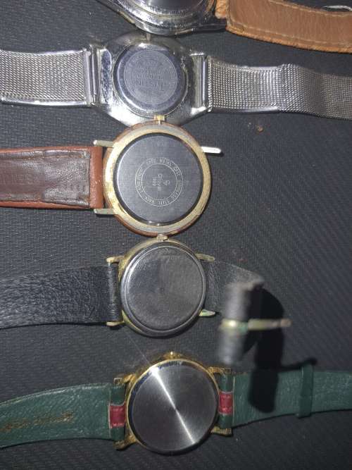 A VINTAGE COLLECTION OF QUARTZ WATCHES SOLD AS IS NOT TESTED