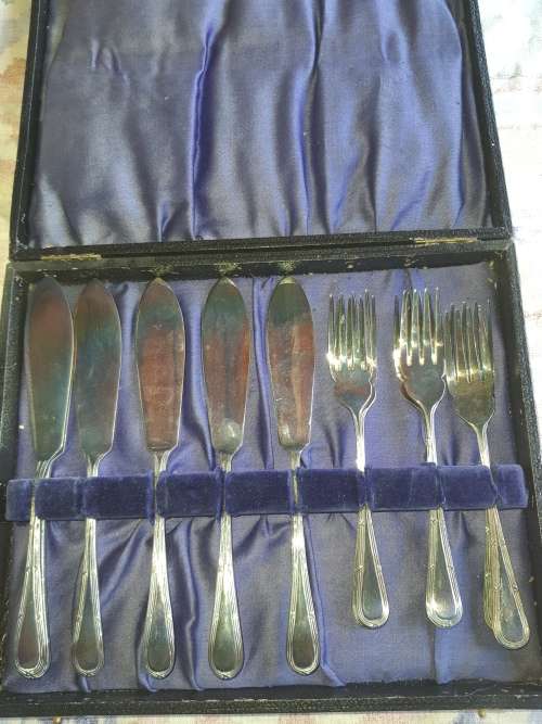 GENUINE ANTIQUE CUTLERY SET EPNS IN ITS ORIGINAL CASE SOLD AS IS