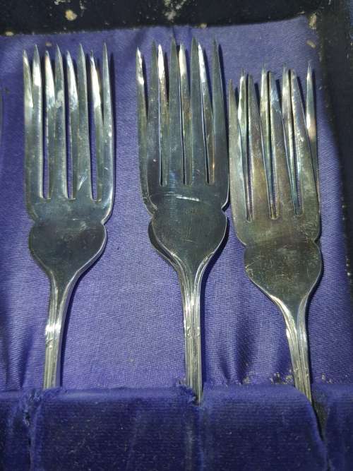 GENUINE ANTIQUE CUTLERY SET EPNS IN ITS ORIGINAL CASE SOLD AS IS