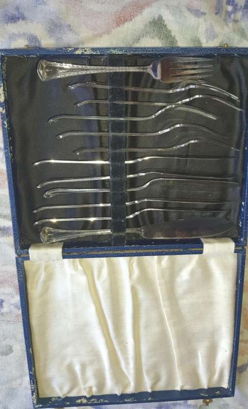 A GENUINE VINTAGE FISH CUTLERY SET FOR SIX  EPNS IN ITS ORIGINAL CASE SOLD AS IS
