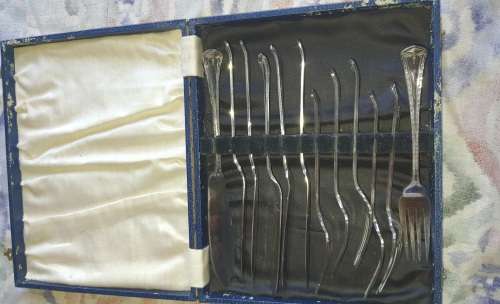 A GENUINE VINTAGE FISH CUTLERY SET FOR SIX  EPNS IN ITS ORIGINAL CASE SOLD AS IS