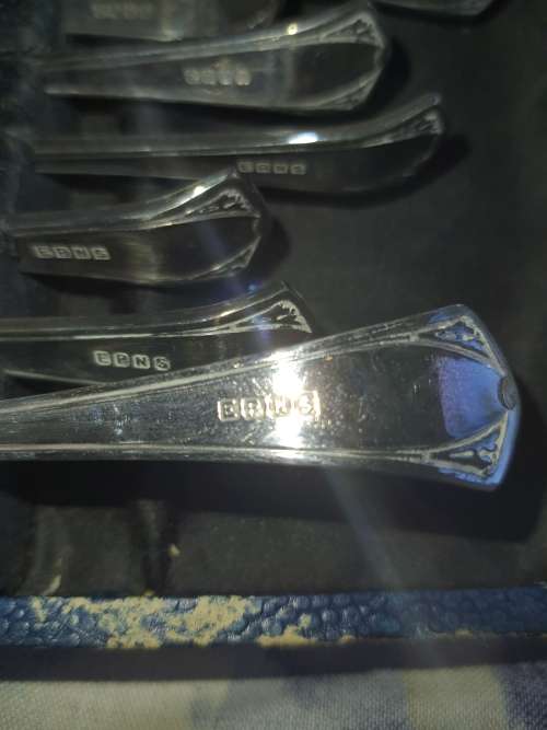 A GENUINE VINTAGE FISH CUTLERY SET FOR SIX  EPNS IN ITS ORIGINAL CASE SOLD AS IS