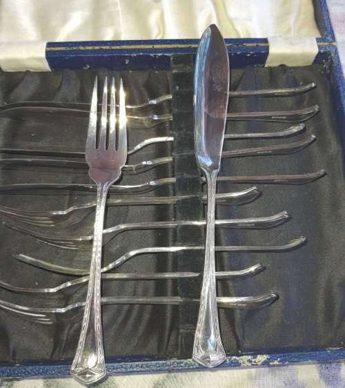 A GENUINE VINTAGE FISH CUTLERY SET FOR SIX  EPNS IN ITS ORIGINAL CASE SOLD AS IS