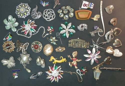 A BULK JOBLOT QUALITY BROOCHES SOME MAY HAVE GEM STONES SOLD AS IS