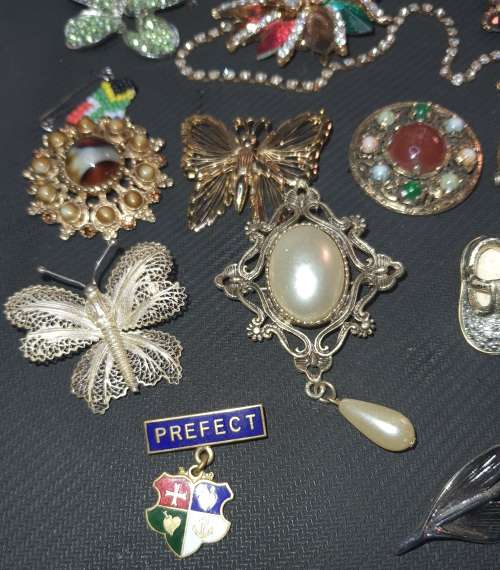 A BULK JOBLOT QUALITY BROOCHES SOME MAY HAVE GEM STONES SOLD AS IS