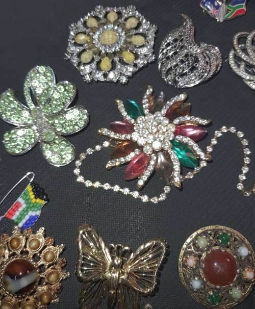 A BULK JOBLOT QUALITY BROOCHES SOME MAY HAVE GEM STONES SOLD AS IS