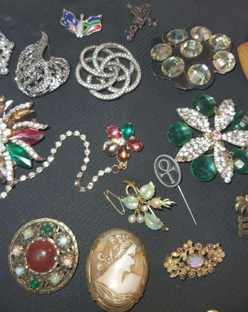 A BULK JOBLOT QUALITY BROOCHES SOME MAY HAVE GEM STONES SOLD AS IS