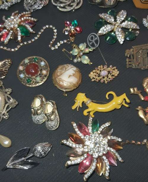 A BULK JOBLOT QUALITY BROOCHES SOME MAY HAVE GEM STONES SOLD AS IS