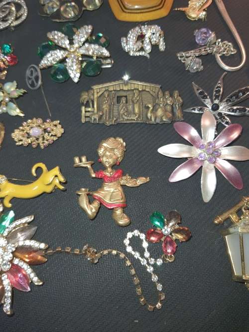 A BULK JOBLOT QUALITY BROOCHES SOME MAY HAVE GEM STONES SOLD AS IS