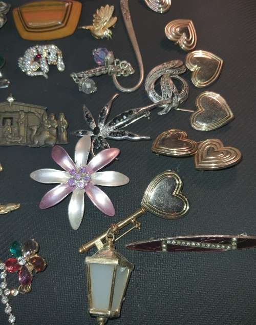 A BULK JOBLOT QUALITY BROOCHES SOME MAY HAVE GEM STONES SOLD AS IS
