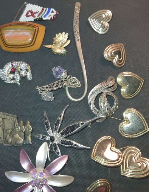 A BULK JOBLOT QUALITY BROOCHES SOME MAY HAVE GEM STONES SOLD AS IS