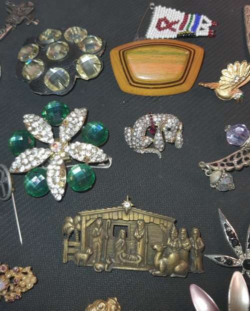 A BULK JOBLOT QUALITY BROOCHES SOME MAY HAVE GEM STONES SOLD AS IS