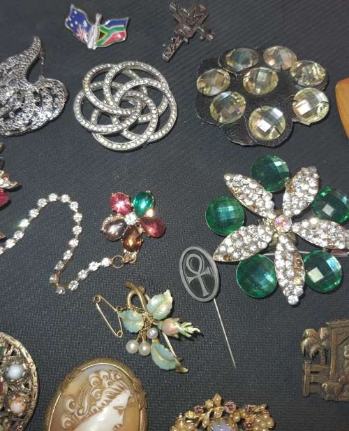 A BULK JOBLOT QUALITY BROOCHES SOME MAY HAVE GEM STONES SOLD AS IS