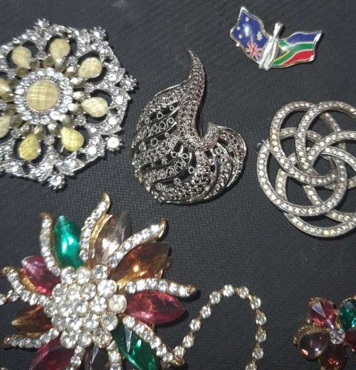 A BULK JOBLOT QUALITY BROOCHES SOME MAY HAVE GEM STONES SOLD AS IS