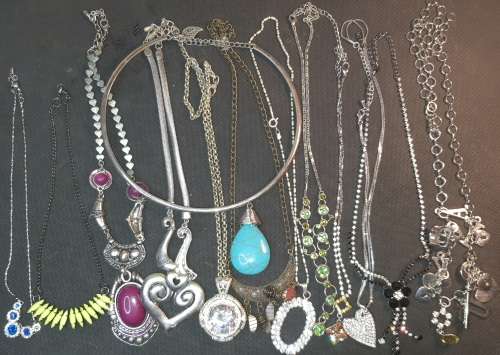 A BULK VINTAGE JOBLOT COSTUME NECKLACES AND PENDANTS SOLD AS IS