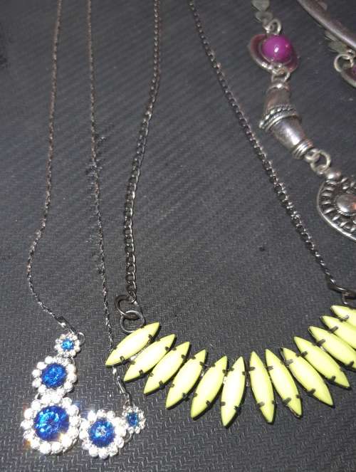 A BULK VINTAGE JOBLOT COSTUME NECKLACES AND PENDANTS SOLD AS IS