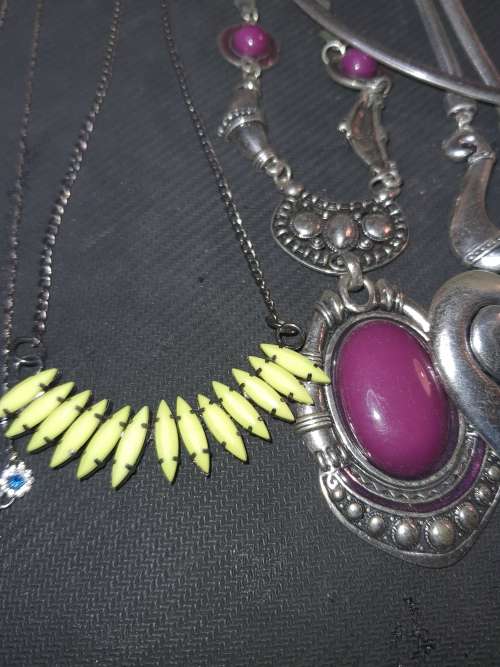 A BULK VINTAGE JOBLOT COSTUME NECKLACES AND PENDANTS SOLD AS IS