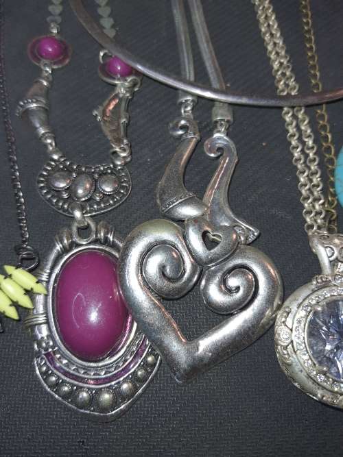 A BULK VINTAGE JOBLOT COSTUME NECKLACES AND PENDANTS SOLD AS IS