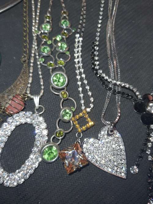 A BULK VINTAGE JOBLOT COSTUME NECKLACES AND PENDANTS SOLD AS IS