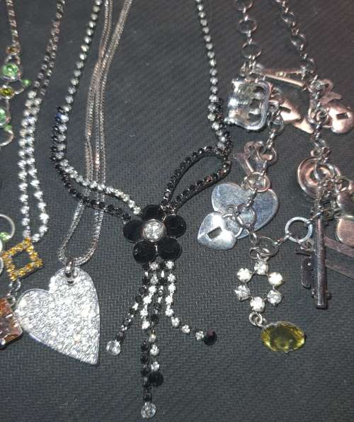 A BULK VINTAGE JOBLOT COSTUME NECKLACES AND PENDANTS SOLD AS IS
