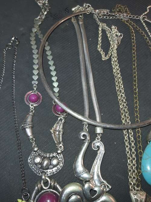 A BULK VINTAGE JOBLOT COSTUME NECKLACES AND PENDANTS SOLD AS IS
