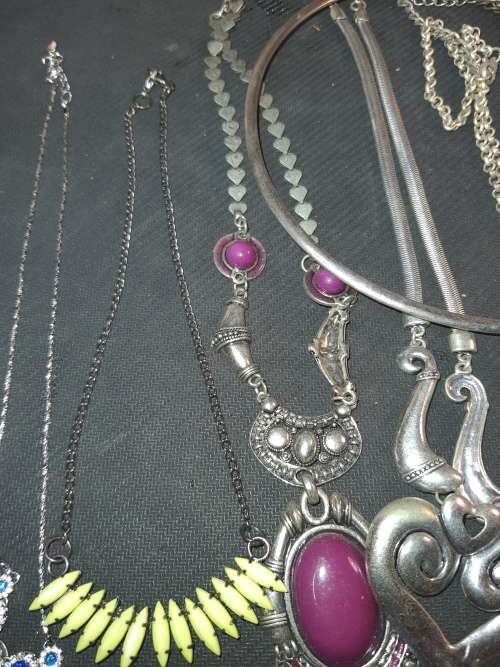 A BULK VINTAGE JOBLOT COSTUME NECKLACES AND PENDANTS SOLD AS IS