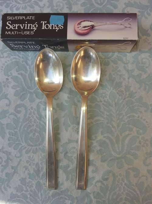 3 VINTAGE CUTLERY ITEMS IN ITS ORIGINAL STATE AND IN GREAT CONDITION SOLD AS IS
