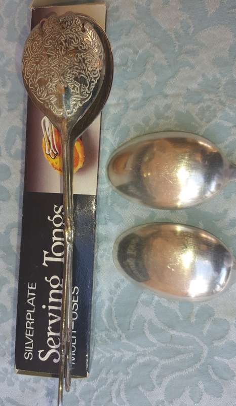 3 VINTAGE CUTLERY ITEMS IN ITS ORIGINAL STATE AND IN GREAT CONDITION SOLD AS IS