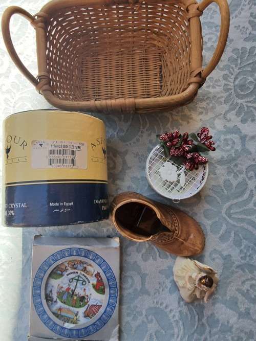 A JOBLOT VINTAGE FIGURINES AND ORNATE ORNAMENTS SOLD AS IS