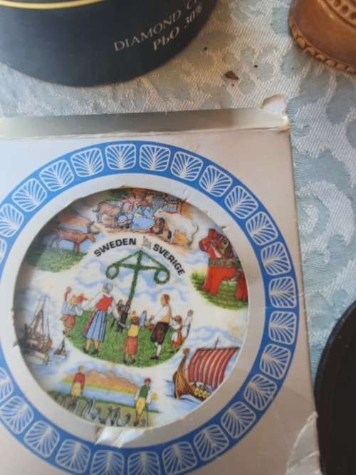 A JOBLOT VINTAGE FIGURINES AND ORNATE ORNAMENTS SOLD AS IS