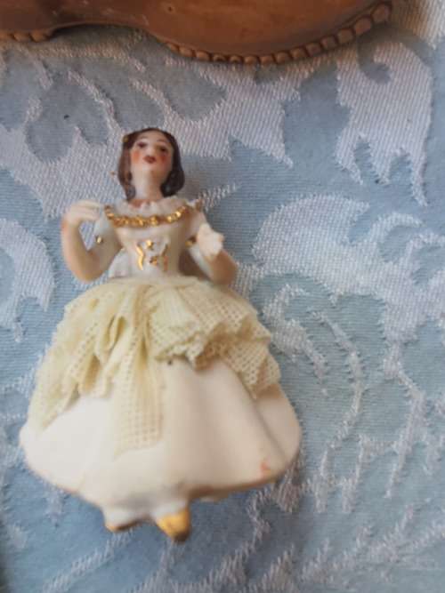 A JOBLOT VINTAGE FIGURINES AND ORNATE ORNAMENTS SOLD AS IS